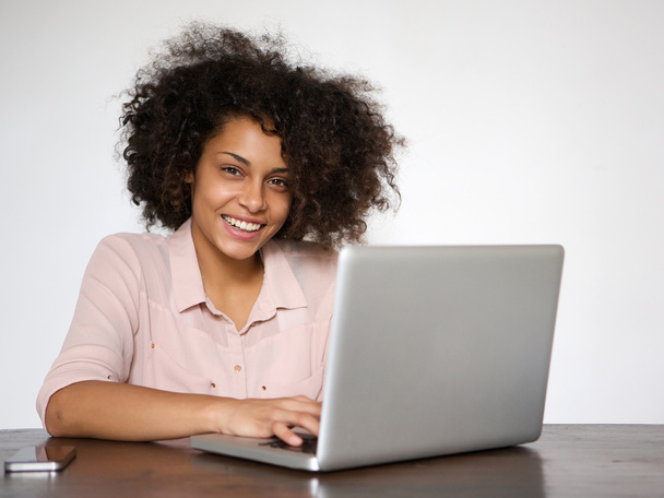 usměvavá mladá žena pracující na laptop - Fotografie, Obrázek
