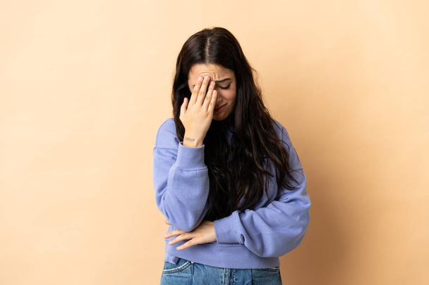 Young caucasian woman over isolated background with headache - Foto, Imagem