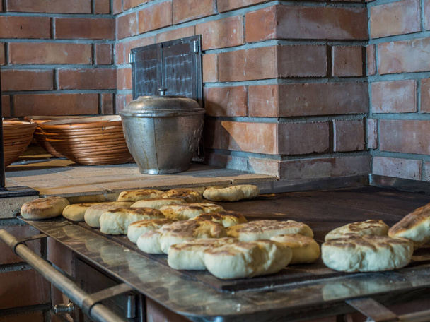 Pfannkuchen auf einem Backblech, das auf der Kohlenküche zubereitet wird. Name Polnisch: Blachorze, - Foto, Bild