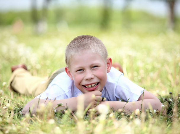 Little boy playing in the park - Foto, Bild