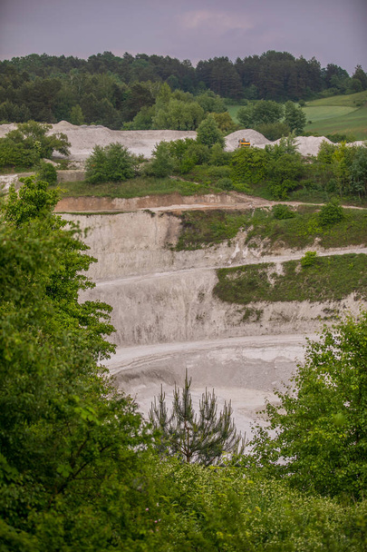 Křídový důl v Mielniku s duhou v pozadí. Podlasie. Podlachia. Polsko, Evropa. Region se nazývá Podlasko nebo Podlasze - Fotografie, Obrázek