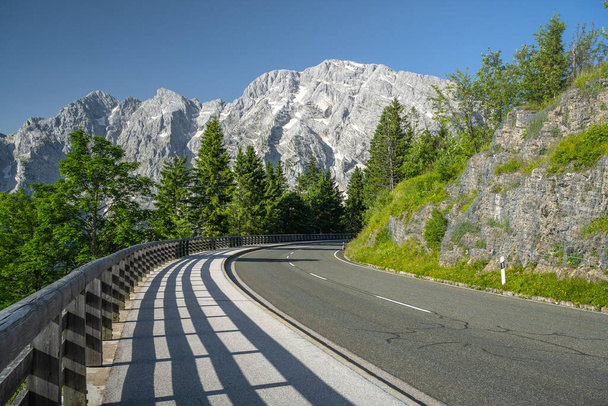 Scenic mountain road Rossfeld Panoramastrasse, in the background the summit of the Hoher Goell, Berchtesgaden, Bavaria, Germany, Europe - Foto, immagini