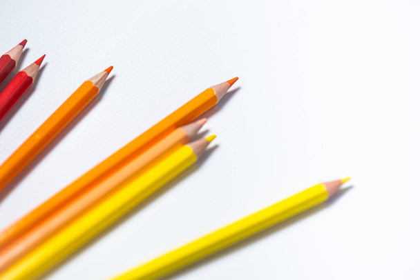 barevné tužky izolovaných na bílém pozadí - Fotografie, Obrázek