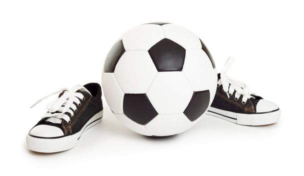 pelota de fútbol y zapatos deportivos en blanco
 - Foto, Imagen