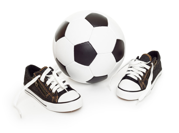 Voetbal bal en sport schoenen op wit - Foto, afbeelding