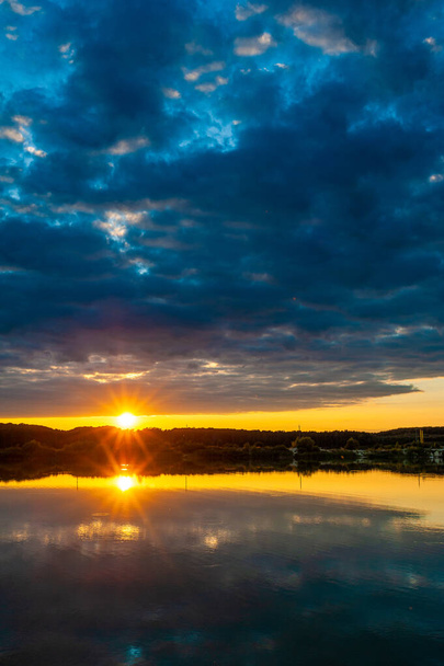 湖の上に美しい夕日 - 写真・画像