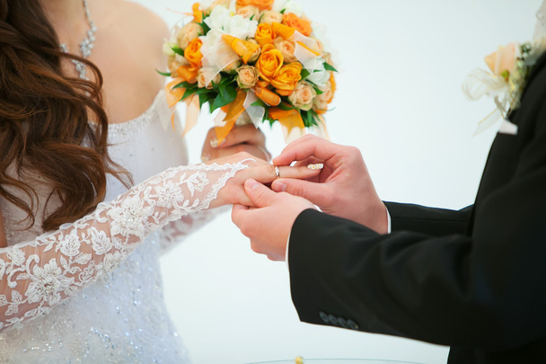 τελετή του γάμου, η νύφη και ο γαμπρός, ανταλλάξουν δαχτυλίδια. - Φωτογραφία, εικόνα