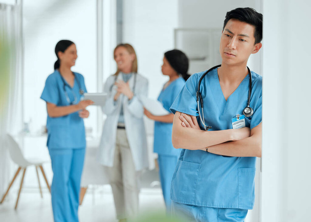 Aufnahme eines Arztes, der mitten in einer Sitzung im Krankenhaus gestresst wirkt. - Foto, Bild