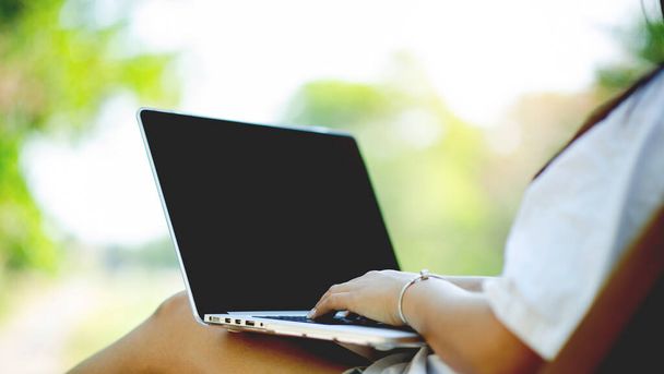 online kommunikációs nő segítségével laptop web szörfözés és online világ munka otthon sárga háttér kommunikációs koncepció - Fotó, kép
