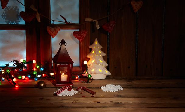 Замороженное окно с рождественским декором - Фото, изображение