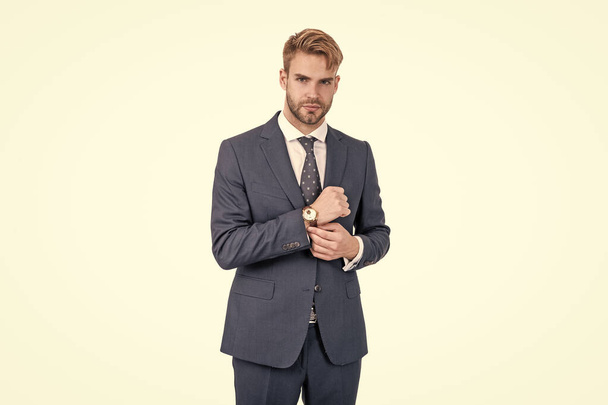 уверенный успешный бизнесмен в деловом костюме и наручные часы изолированы на белом, дресс-код. - Фото, изображение