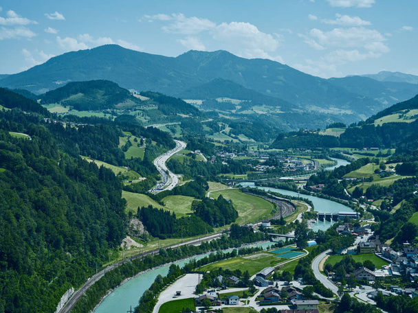 Υπέροχη θέα υψηλής γωνίας του ποταμού Salzach και τα περίχωρα από το μεσαιωνικό Hohenwerfen Κάστρο στην Αυστρία - Φωτογραφία, εικόνα