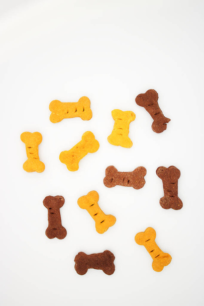 Закуска, або печиво або приз, щоб дати собаці, щоб винагородити хорошу поведінку
 - Фото, зображення