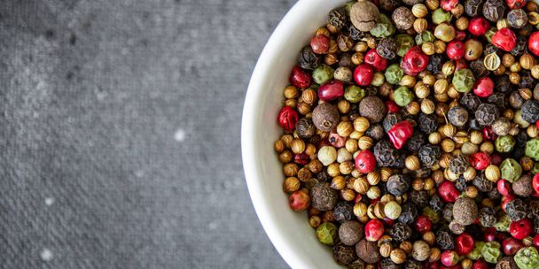 peppercorns 5 spices red, black, green and white pepper, coriander fresh healthy meal food snack diet on the table copy space food background rustic top view - Foto, Imagen