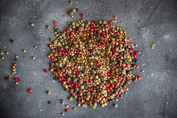 peppercorns 5 spices red, black, green and white pepper, coriander fresh healthy meal food snack diet on the table copy space food background rustic top view - Zdjęcie, obraz