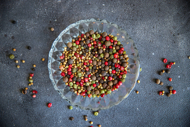 πιπεριές 5 μπαχαρικά κόκκινο, μαύρο, πράσινο και λευκό πιπέρι, κόλιανδρο φρέσκο υγιεινό γεύμα σνακ διατροφή στο τραπέζι αντίγραφο χώρο τροφίμων φόντο ρουστίκ άποψη κορυφή - Φωτογραφία, εικόνα