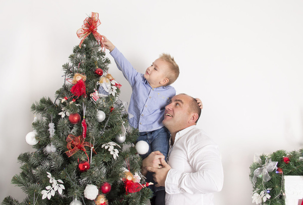 Baba oğlu ile Noel ağacı süslemeleri - Fotoğraf, Görsel