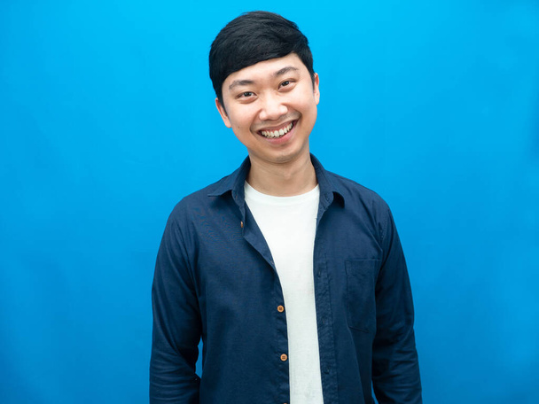 Cheerful asian man happy smile portrait blue background - Foto, Bild