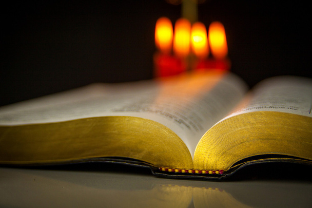 Holy Bible a svíčky - Fotografie, Obrázek