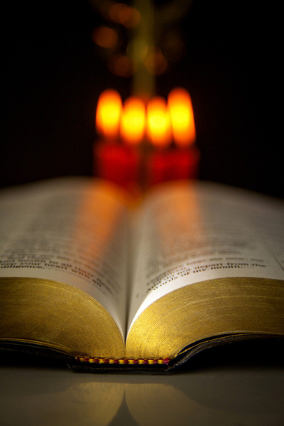 Pyhä Raamattu ja kynttilät
 - Valokuva, kuva
