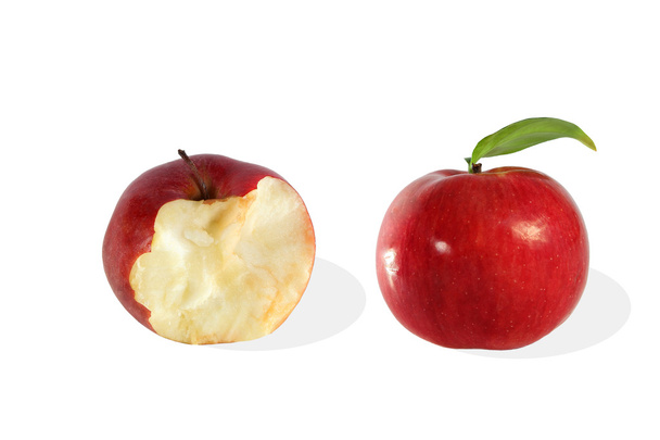 Hele en gebeten uit apple op witte achtergrond - Foto, afbeelding