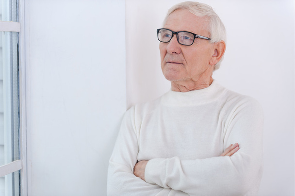 Pensativo homem idoso mantendo os braços cruzados
 - Foto, Imagem
