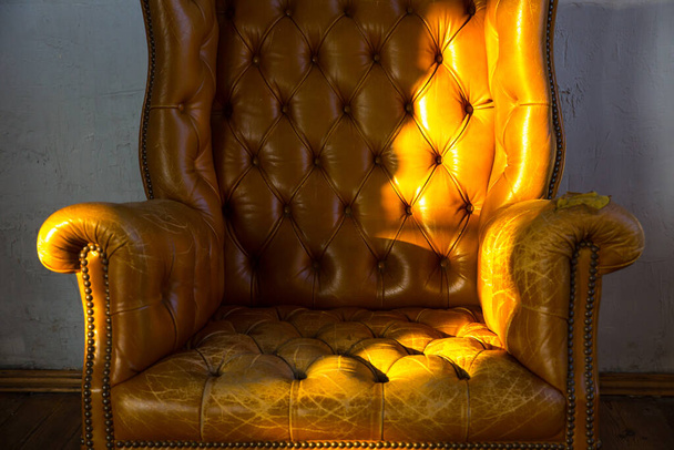 Кожаное кресло в дизайнерской квартире. - Фото, изображение