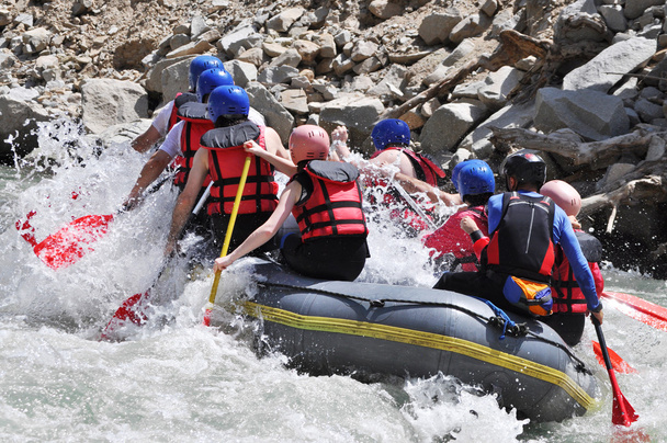 Rafting fluvial comme sport extrême et amusant
 - Photo, image