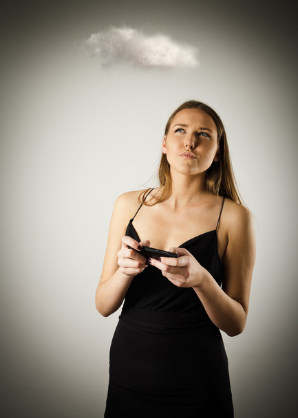 Mladá žena s telefonem a cloud. - Fotografie, Obrázek