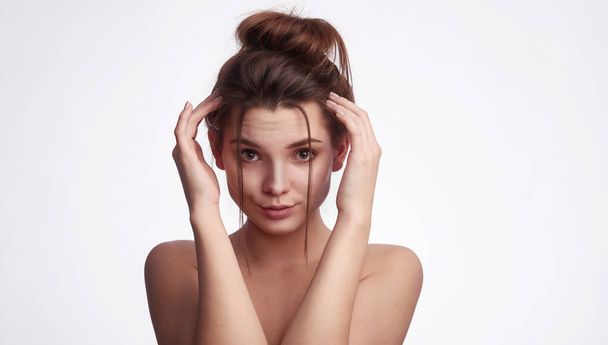 Terve iho nainen muotokuva alaston meikki hiukset sidottu solmu. Kylpylä ja terveydenhuolto. Eristetty valkoisella - Valokuva, kuva