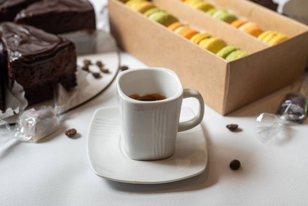 suklaakakku kahvin ja pähkinöiden kanssa - Valokuva, kuva