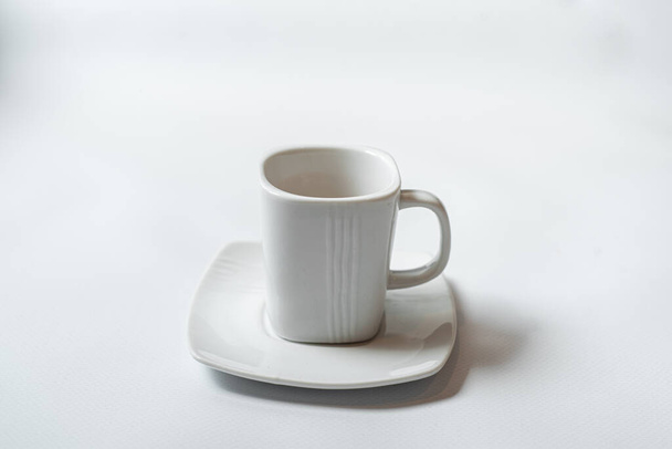 Біла чашка кави на дерев'яному столі
 - Фото, зображення