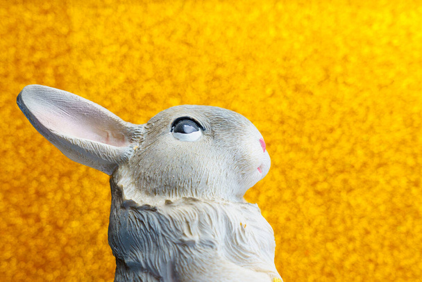 ウサギの抽象的な姿。東暦によると2023年のシンボル。テキストのコピースペースを持つ背景 - 写真・画像