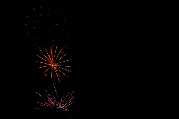 Színes tűzijáték ünneplés az éjszakai égen, szabad hely a szövegnek - Fotó, kép