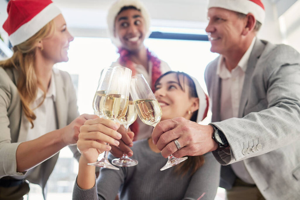 Aufnahme einer Gruppe von Geschäftskollegen bei einem feierlichen Drink in einem Büro. - Foto, Bild