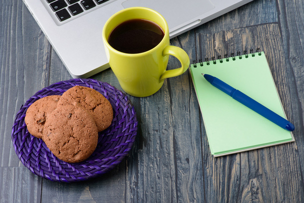 caderno com notas, café e biscoitos
 - Foto, Imagem
