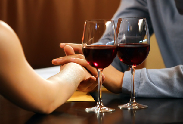 Two hands of love and red wine - Foto, afbeelding