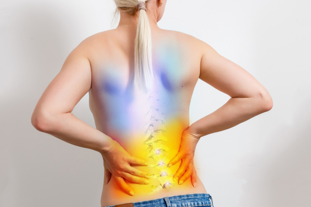 Médico examina el problema de la aparición de dolor de espalda baja en una pantalla virtual. - Foto, Imagen