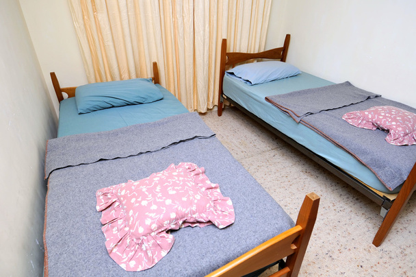 Twin beds in simple motel room - Foto, Imagem