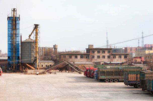 Divers bâtiments dans une zone industrielle dans la ville chinoise de niveau 5 de la Chine zhaodong dans la province du heilongjiang. - Photo, image