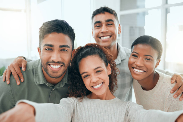 Prise de vue d'un groupe diversifié de personnes debout ensemble et prenant un selfie après une thérapie de groupe. - Photo, image