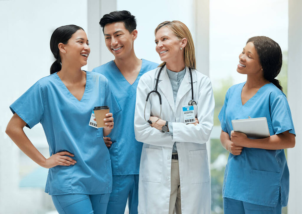Foto di un gruppo di medici che discutono in un ospedale. - Foto, immagini