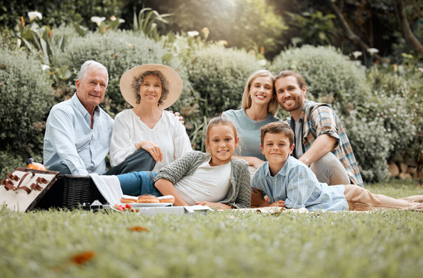 Fotografía de una familia multigeneracional pasando tiempo juntos al aire libre. - Foto, imagen