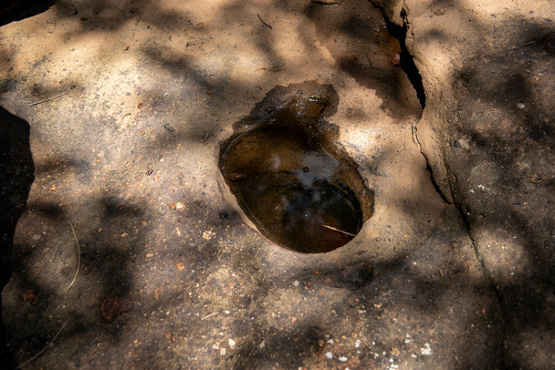 trou de pierres dans le ruisseau, heure d "été à la cascade Yung Thong, Na Yung - Nam Som National Park Udon Thani Province, Thaïlande - Photo, image
