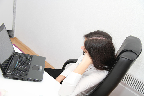 Cansada mulher de negócios adormeceu ao lado de um laptop
 - Foto, Imagem