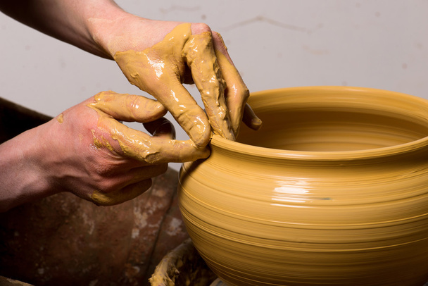 陶芸家の手で土瓶を作り - 写真・画像