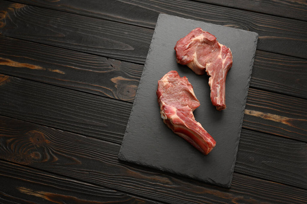Surowe świeże mięso Ribeye Steak na rustykalnym drewnianym tle - Zdjęcie, obraz