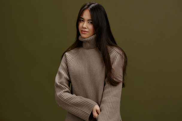 портрет женщины в зимнем свитере моды косметики одежды модели студии. Высокое качество фото - Фото, изображение