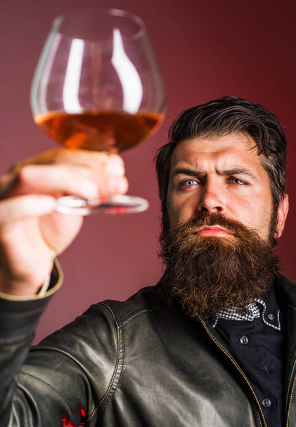 Baard Man met glas whisky of cognac. Alcoholische drank. Degustation, proeven. Feest, vakantie - Foto, afbeelding