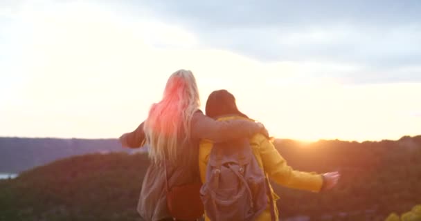 4k βίντεο με δύο νεαρές γυναίκες να απολαμβάνουν τη θέα κατά τη διάρκεια της πεζοπορίας τους στα βουνά. - Πλάνα, βίντεο